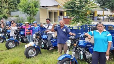 Ansy Lema Serahkan 8 Unit Motor Roda Tiga untuk Petani di Kota Kupang 