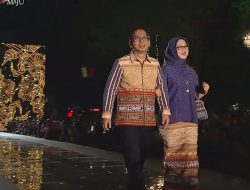 Ayodhia Kalake dan Nyonya Sofiana Tampil Elegan Berbalut Tenun Ikat Pahikung di Istana Batik