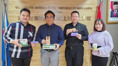 Bobby Liyanto Kenalkan Cokelat Ghaura dan La Moringa dari NTT ke Konjen RI Shanghai