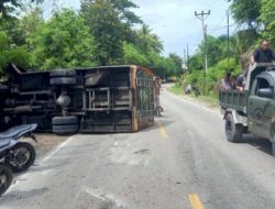 Sopir Diduga Mengantuk: Bus Jurusan Kupang-Soe Terbalik, 18 Orang Luka-luka
