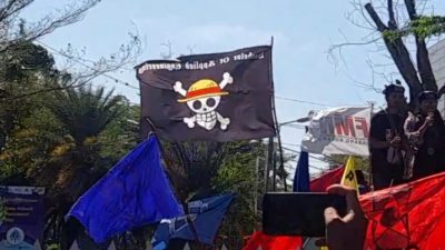 Massa Aksi Kibarkan Bendera One Piece saat Demo di Gedung DPRD NTT